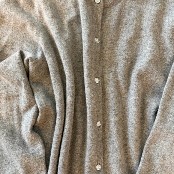 100% Cashmere | Gray Women's Botton-Down Cardigan. - Picture 3 of 13